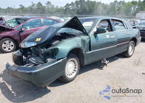 2000 Lincoln Town Car Executive from USA, damaged, VIN 1LNHM81WXYY813492